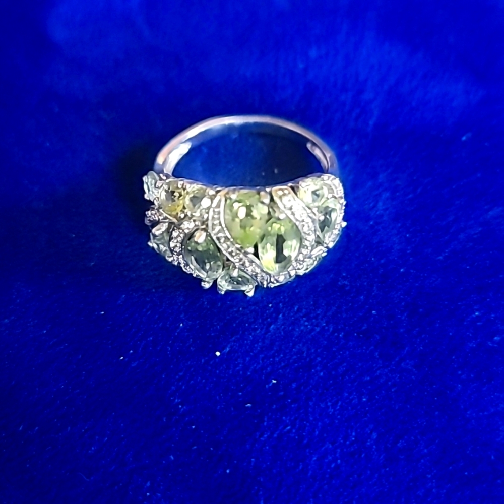 Ring Manchurian diamond accents size 6